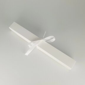 Dėžutė krikšo žvakei, 30 cm, balta spalva, perrišama balta, atlasine juostele