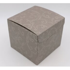 Dovanų dėžė, pilkos spalvos kartonas su klasikiniu raštu, uždaroma iš viršaus į šoną, Italija. 18x20x20cm