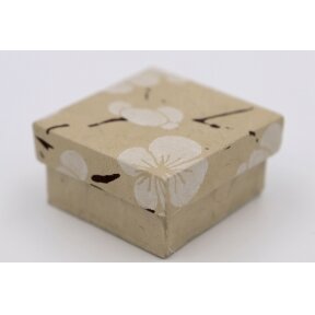 Dovanų dėžutė iš ekologiško popieriaus, su žydinčiom sakurom, natūralaus pluošto spalvos. Nyderlandai. H3,5x5x5cm