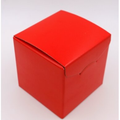 Dovanų dėžė, raudonas kartonas, uždaroma iš viršaus iš viršaus į šoną, Italija. 17x17x17cm