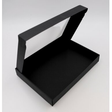 Dovanų dėžė, su langeliu, uždaroma iš viršaus į šoną, juodai dažytas natūralus kartonas, 34x24x5cm