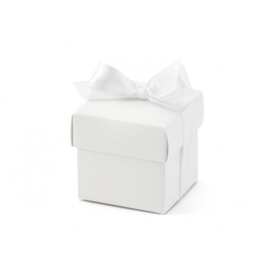 Dovanų dėžutė su balto atlaso juostele, balta, kartonas, 5,2cm x 5,2cm x 5,2cm